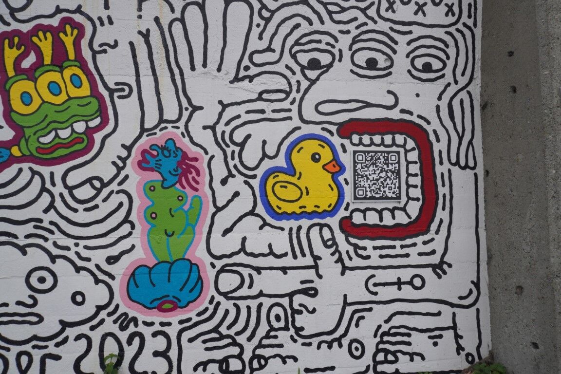 壁画にラバー・ダックが描かれている