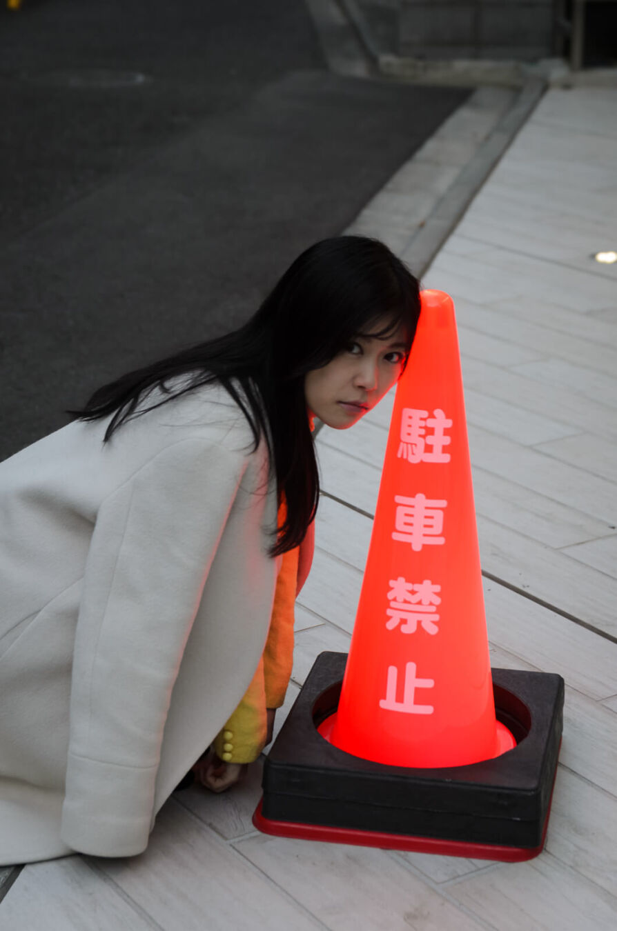 駐車禁止のコーンが路上の埋め込みライトに下から照らされてあやしく光っていた。